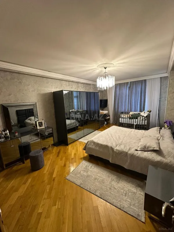 Satılır 4 otaqlı mənzil 172 m²