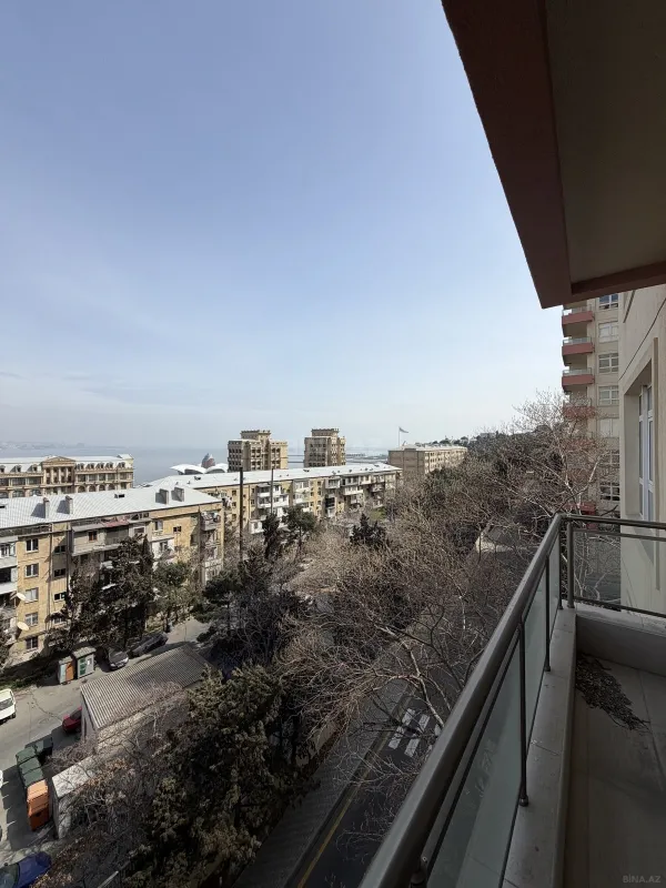 Satılır 4 otaqlı mənzil 214 m²