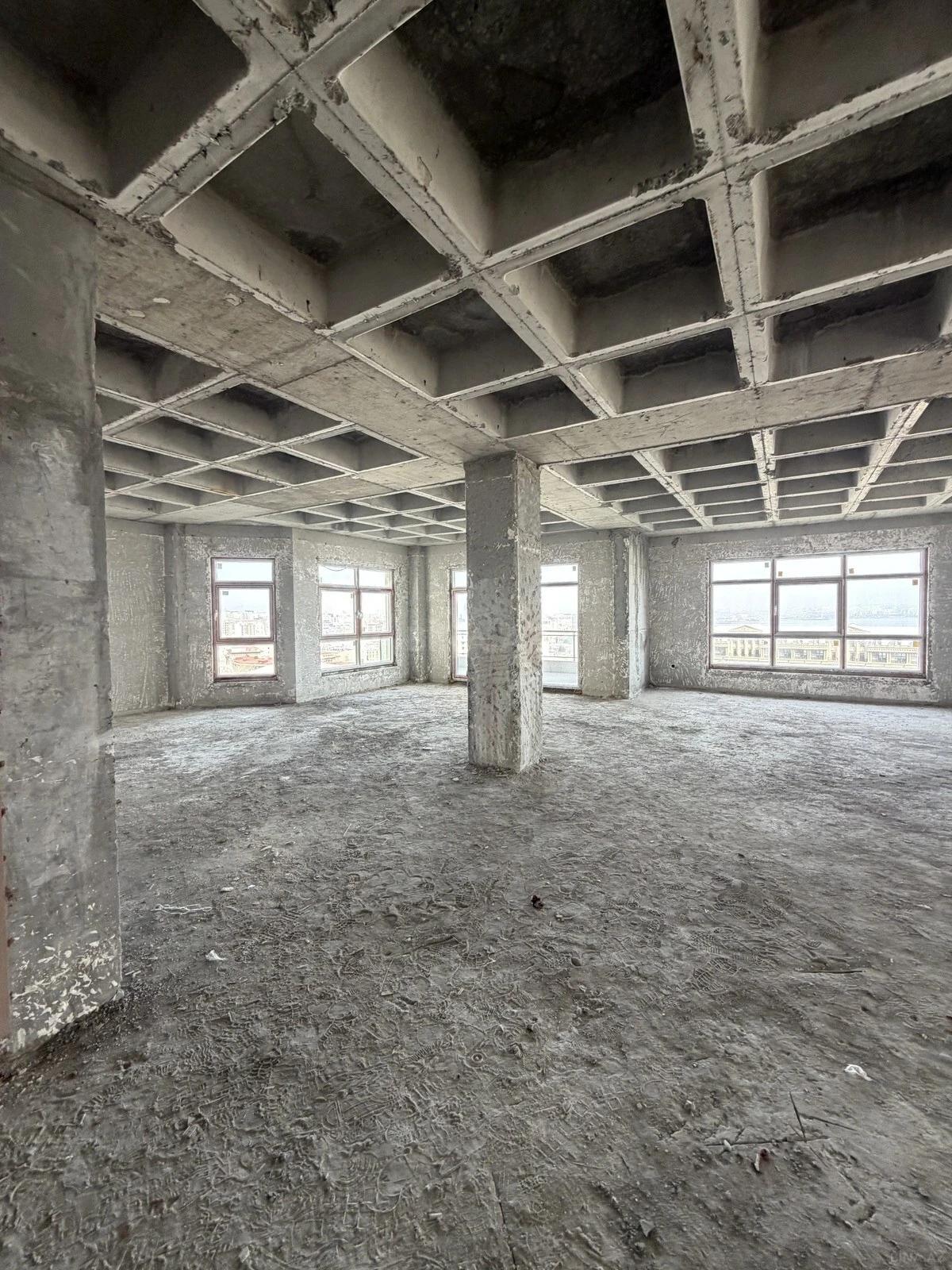 Satılır 4 otaqlı mənzil 214 m²