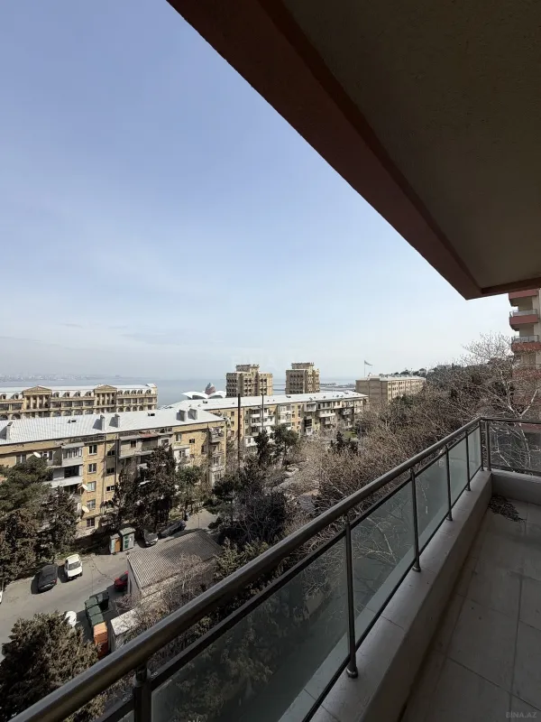 Satılır 4 otaqlı mənzil 214 m²