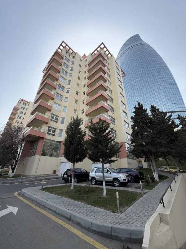 Satılır 4 otaqlı mənzil 214 m²