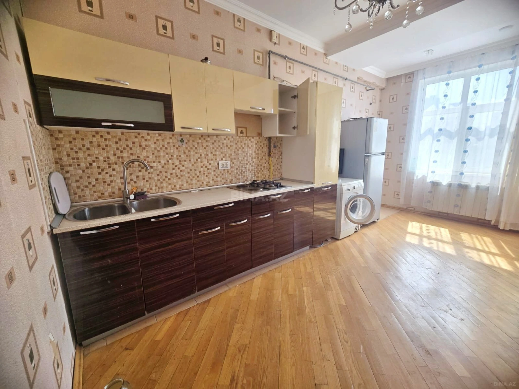 Kirayə verilir 4 otaqlı mənzil 140 m²