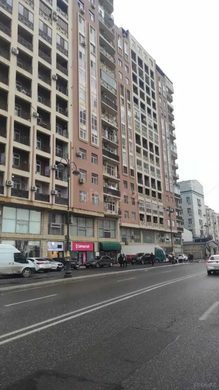 Satılır 4 otaqlı mənzil 200 m²