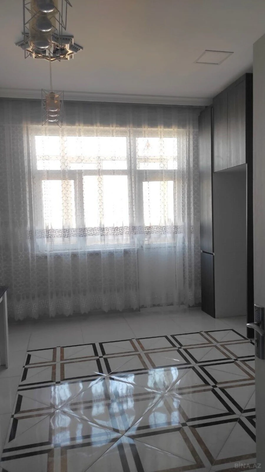 Satılır 4 otaqlı mənzil 200 m²