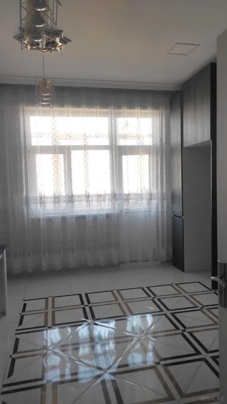 Satılır 4 otaqlı mənzil 200 m²