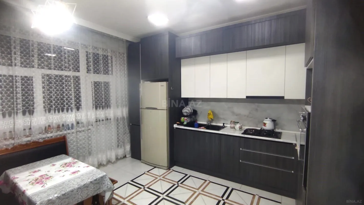 Satılır 4 otaqlı mənzil 200 m²