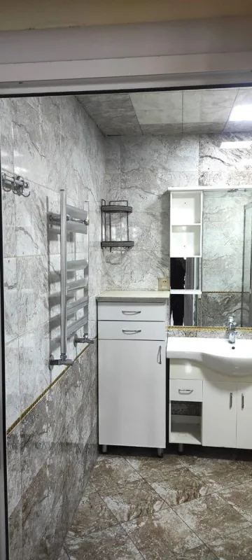 Satılır 4 otaqlı mənzil 200 m²