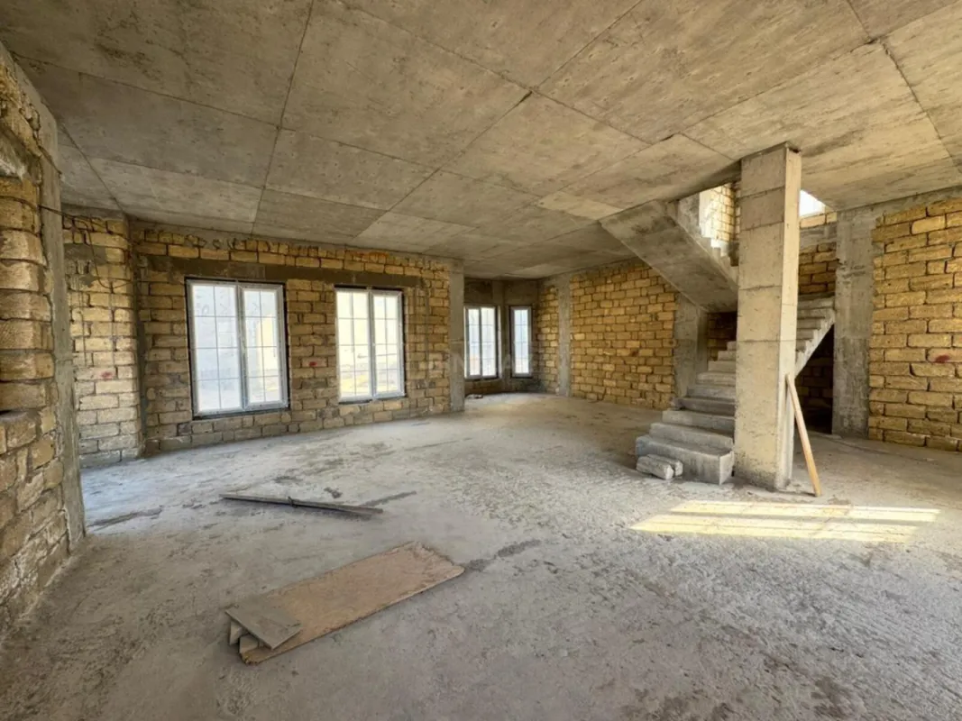 Satılır 8 otaqlı həyət evi 300 m²