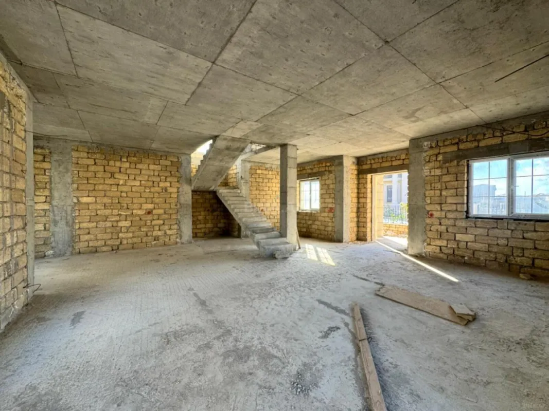 Satılır 8 otaqlı həyət evi 300 m²