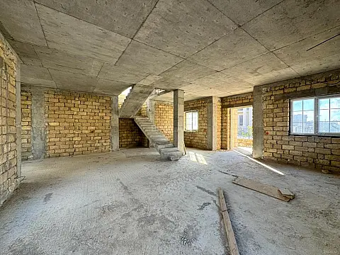 Satılır 8 otaqlı həyət evi 300 m²