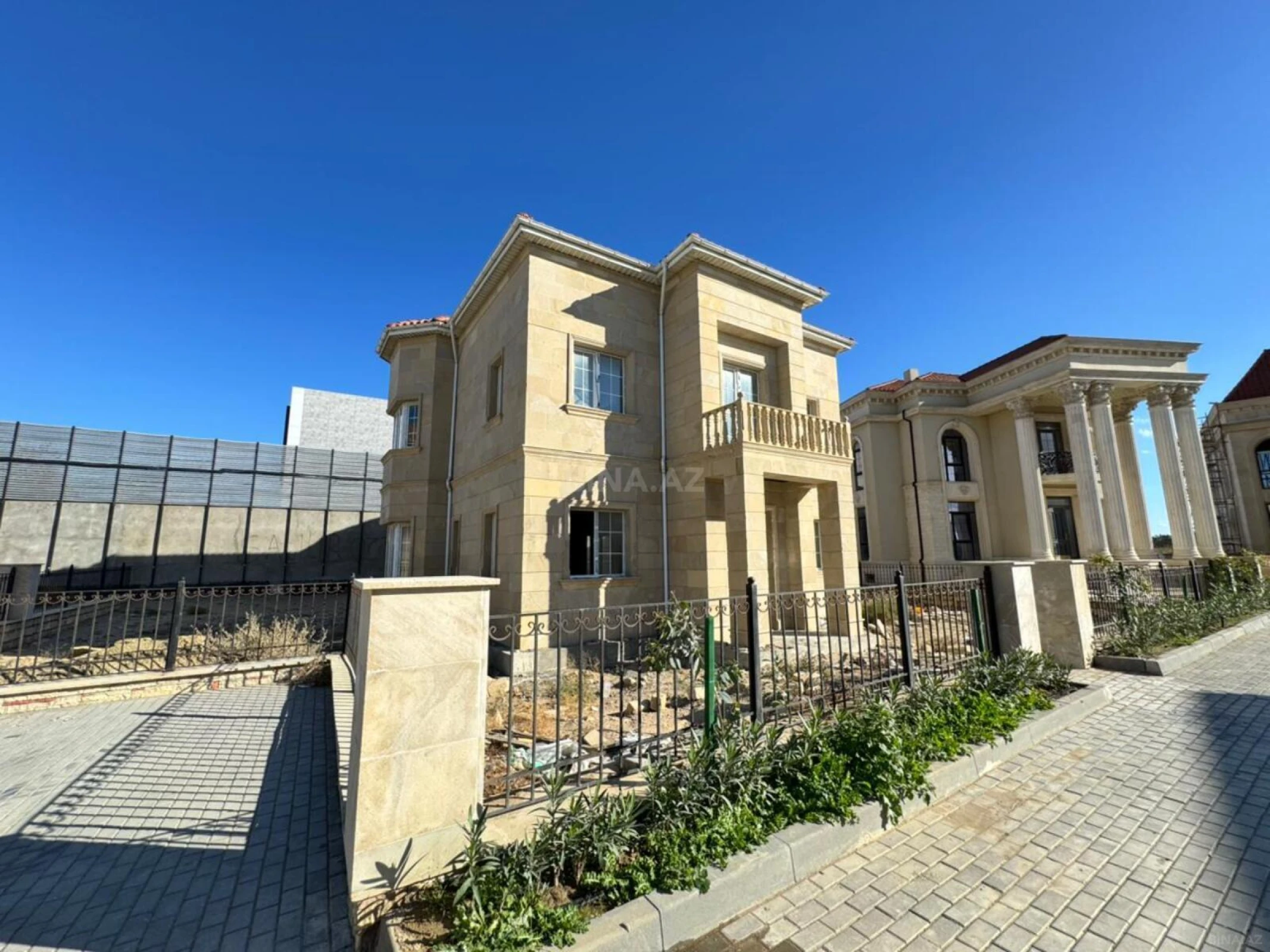 Satılır 8 otaqlı həyət evi 300 m²