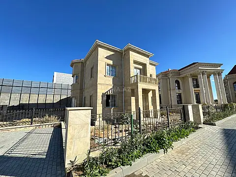 Satılır 8 otaqlı həyət evi 300 m²