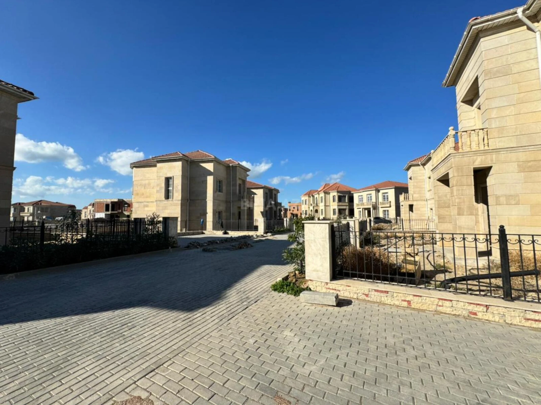 Satılır 8 otaqlı həyət evi 300 m²