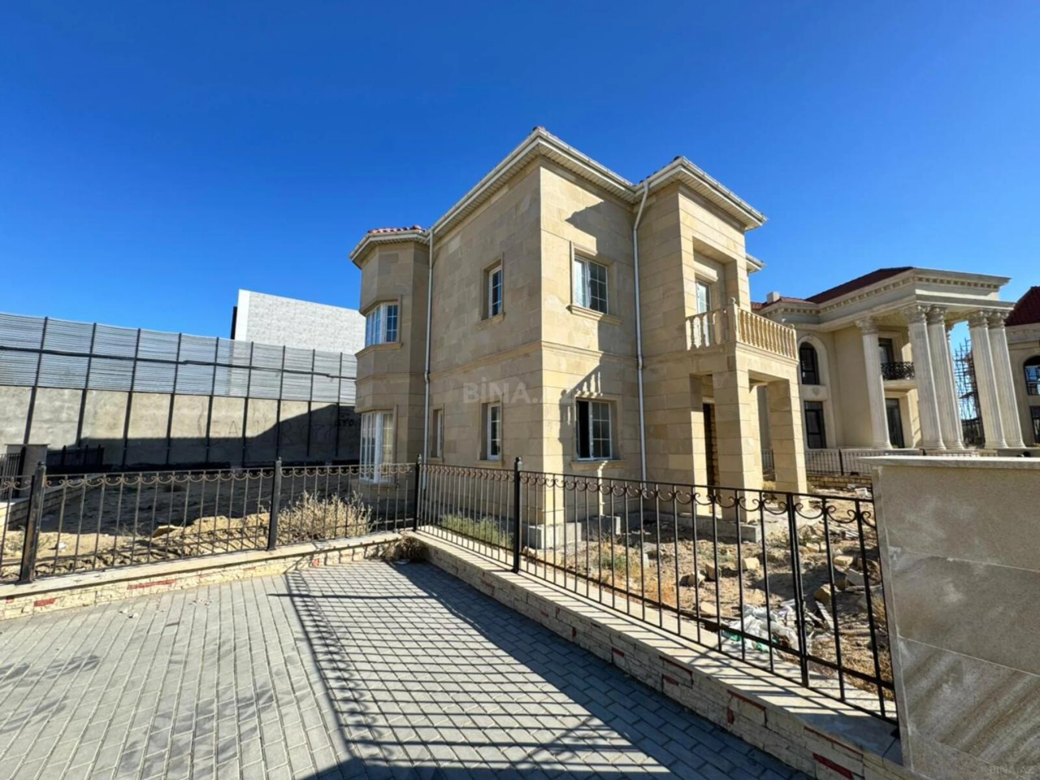 Satılır 8 otaqlı həyət evi 300 m²