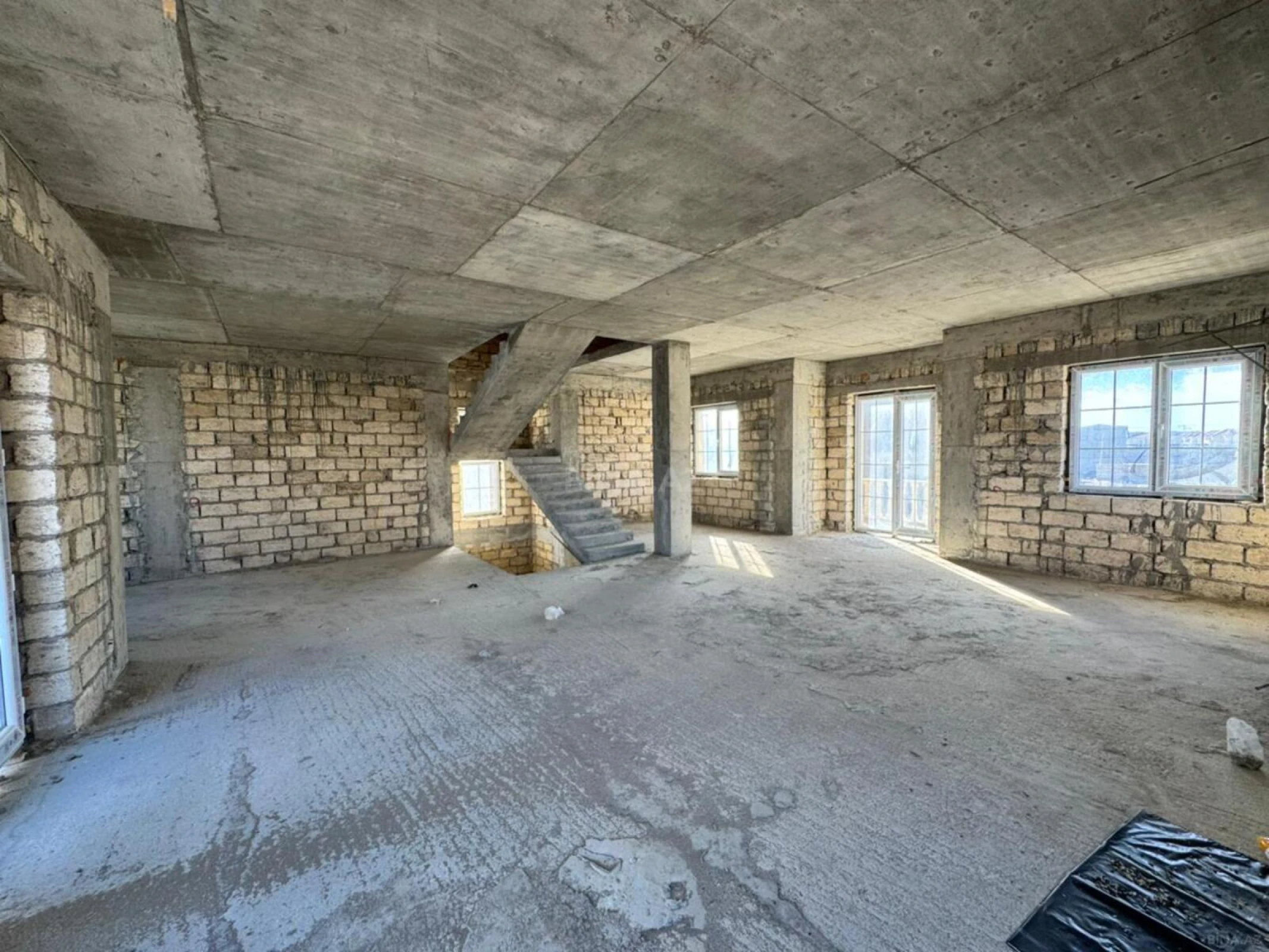 Satılır 8 otaqlı həyət evi 300 m²