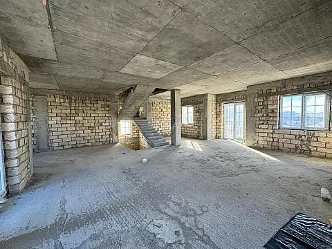 Satılır 8 otaqlı həyət evi 300 m²