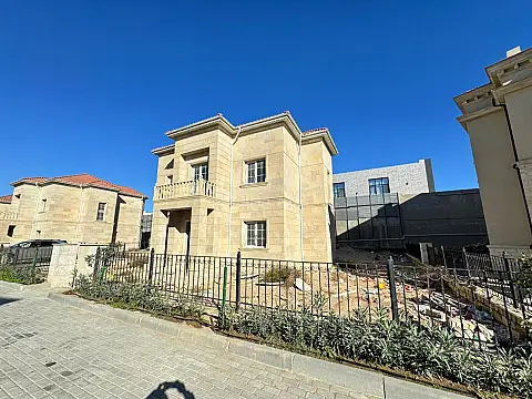 Satılır 8 otaqlı həyət evi 300 m²