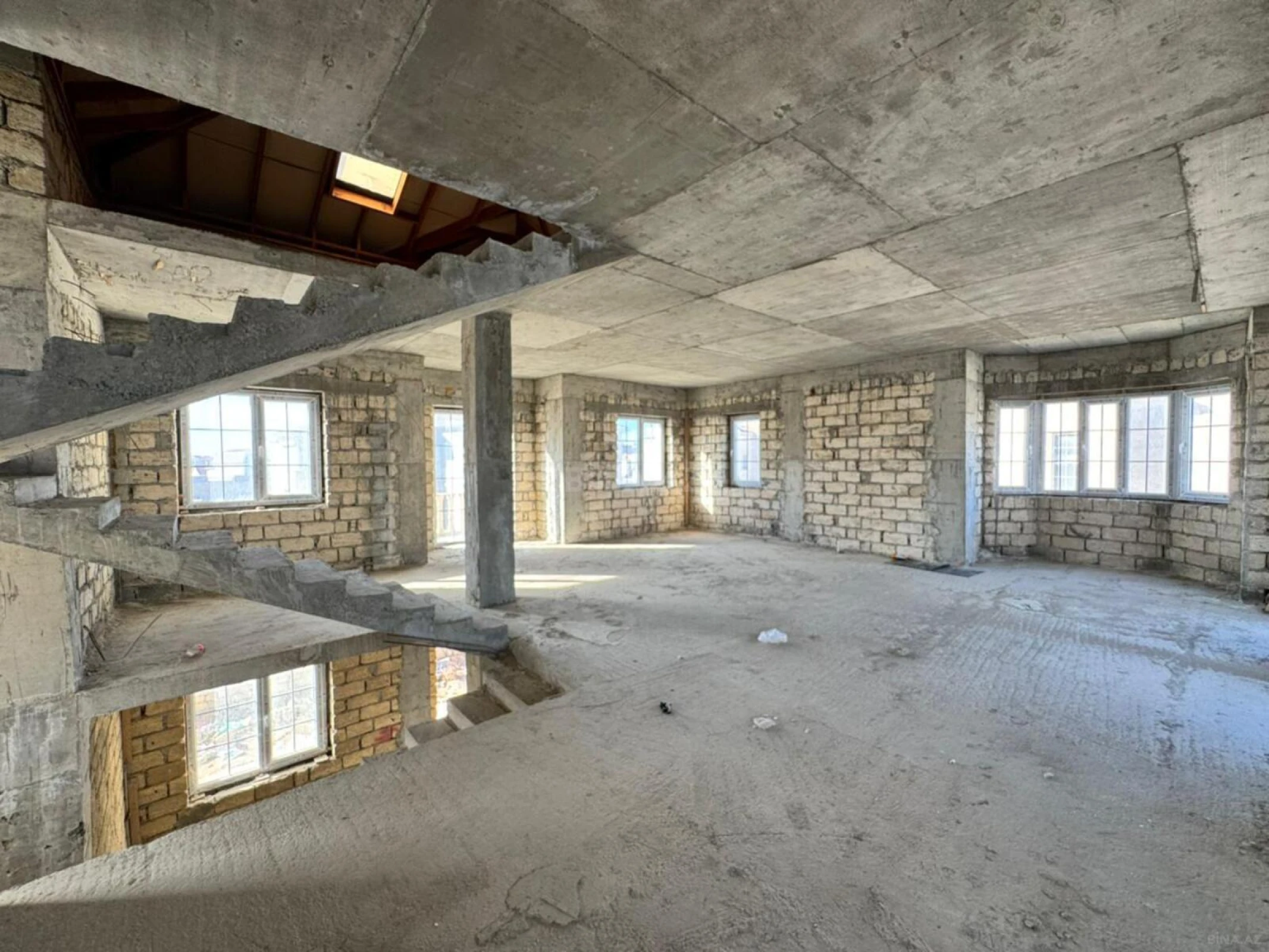 Satılır 8 otaqlı həyət evi 300 m²