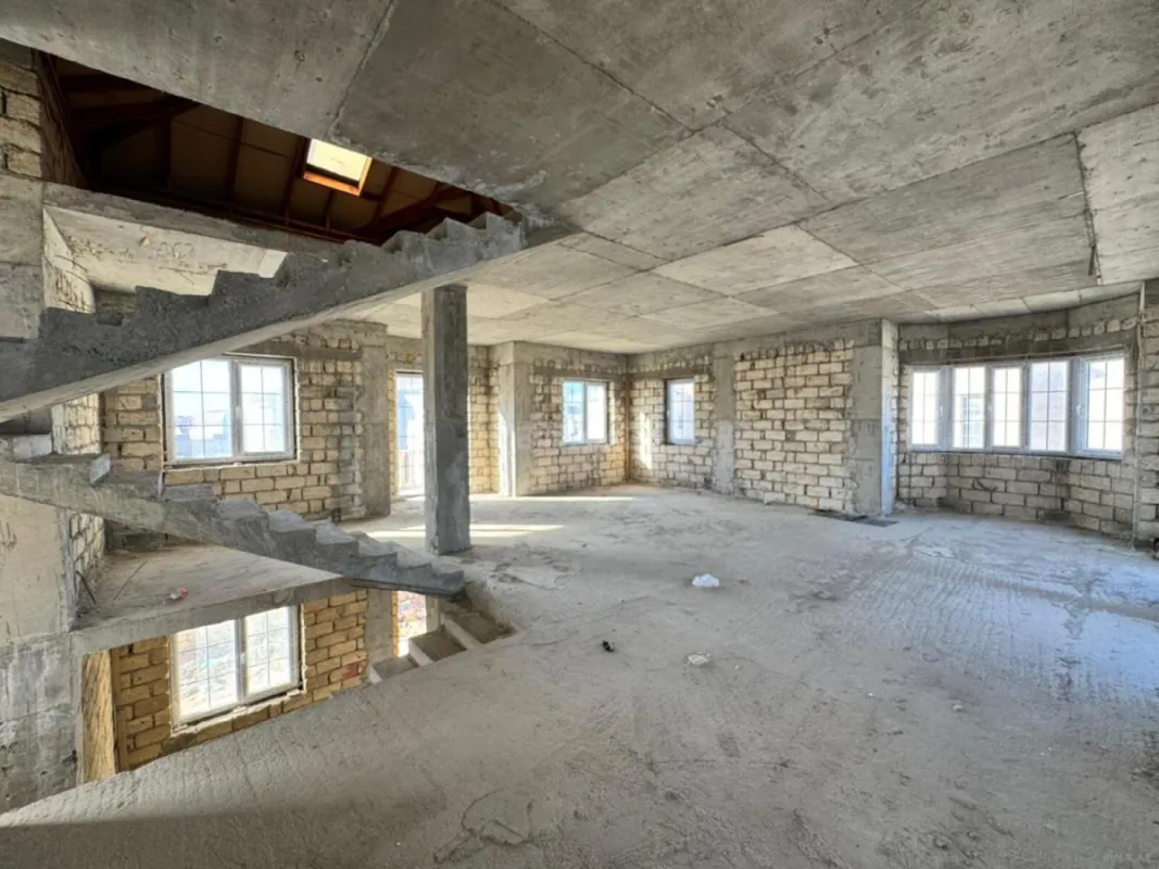 Satılır 8 otaqlı həyət evi 300 m²