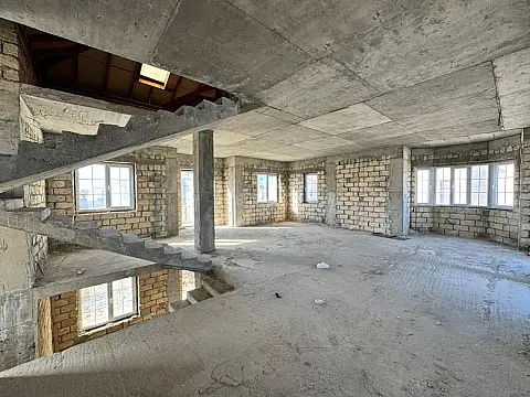 Satılır 8 otaqlı həyət evi 300 m²