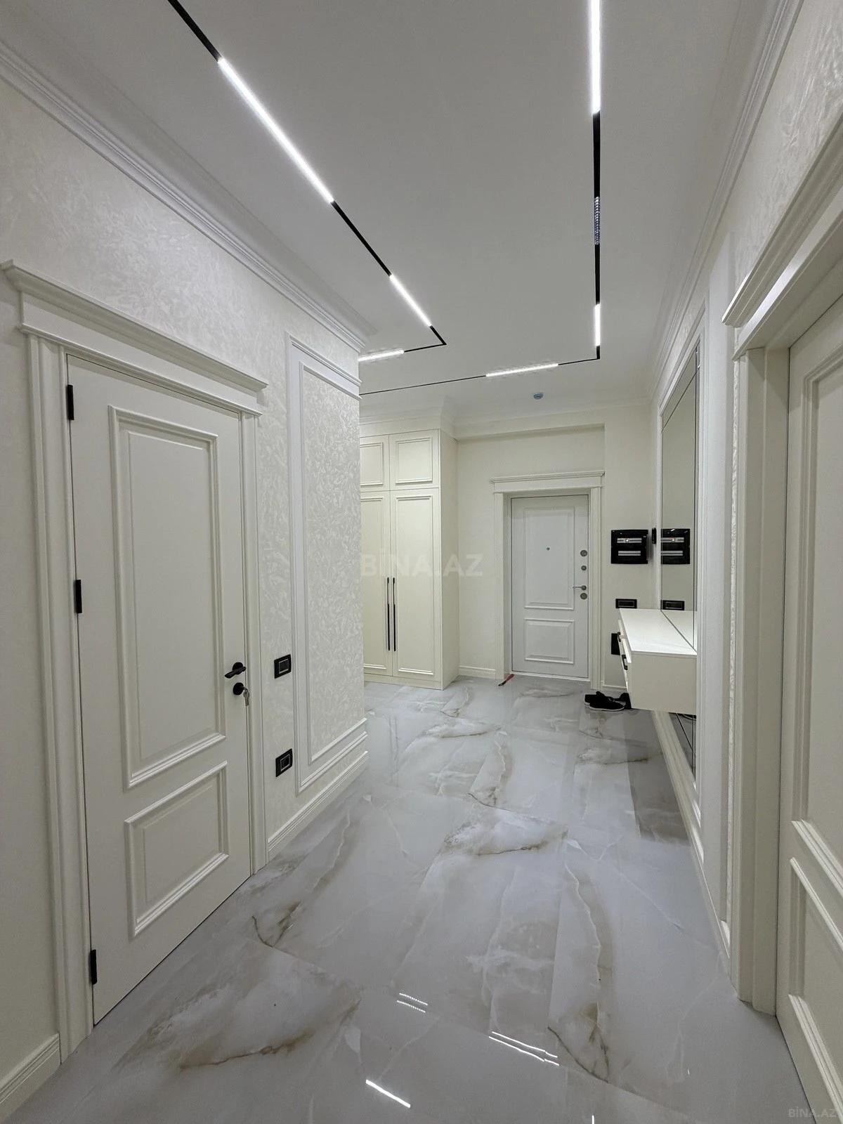 Satılır 4 otaqlı mənzil 181 m²