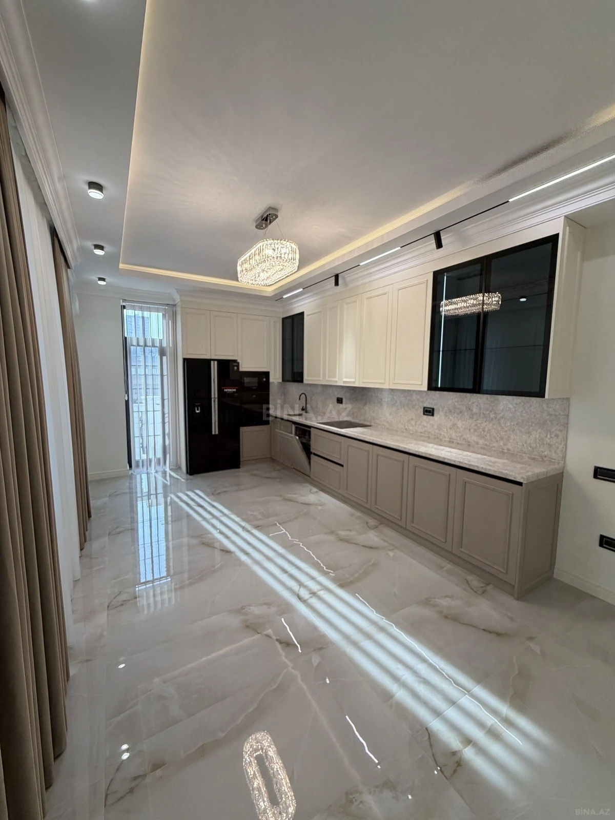 Satılır 4 otaqlı mənzil 181 m²
