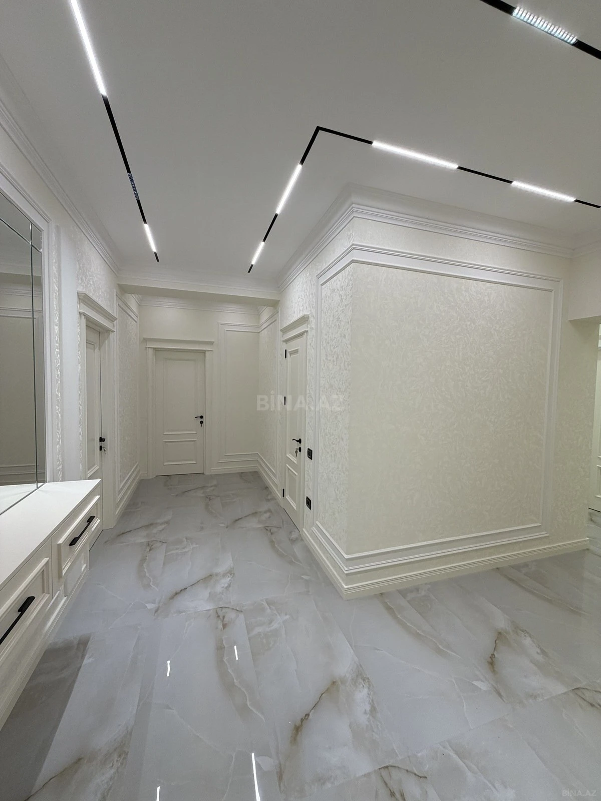 Satılır 4 otaqlı mənzil 181 m²