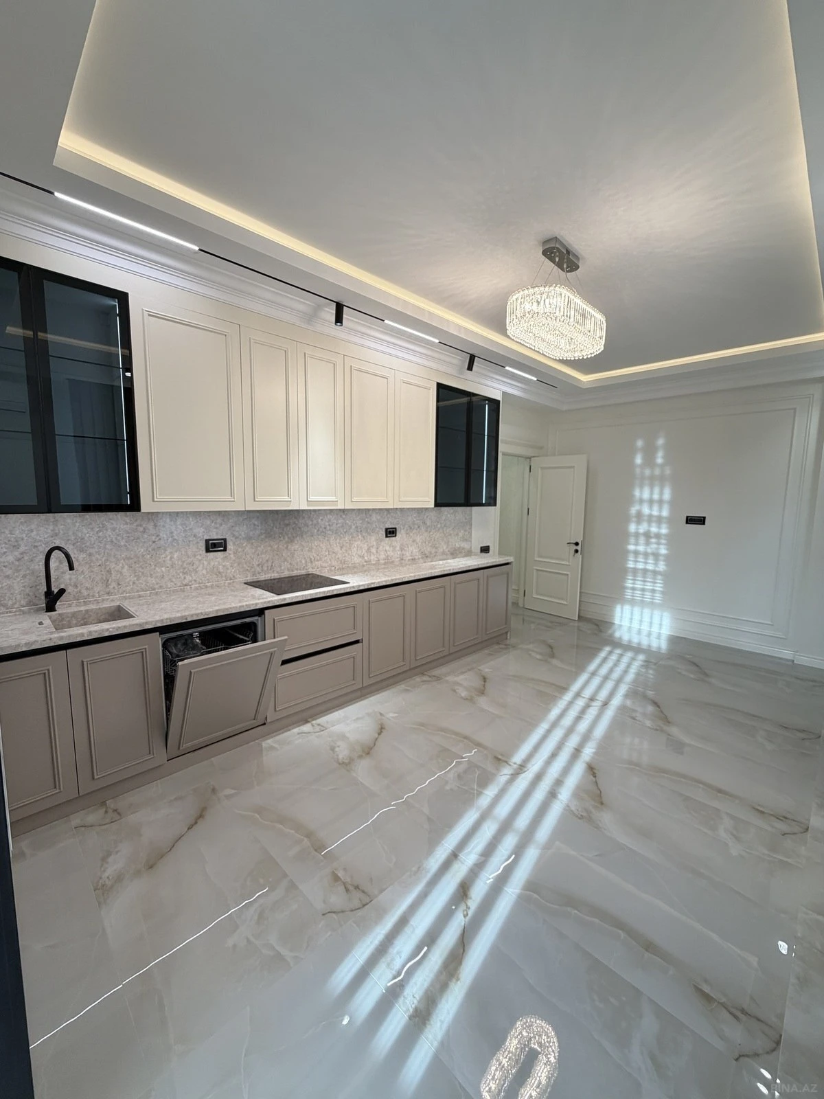 Satılır 4 otaqlı mənzil 181 m²