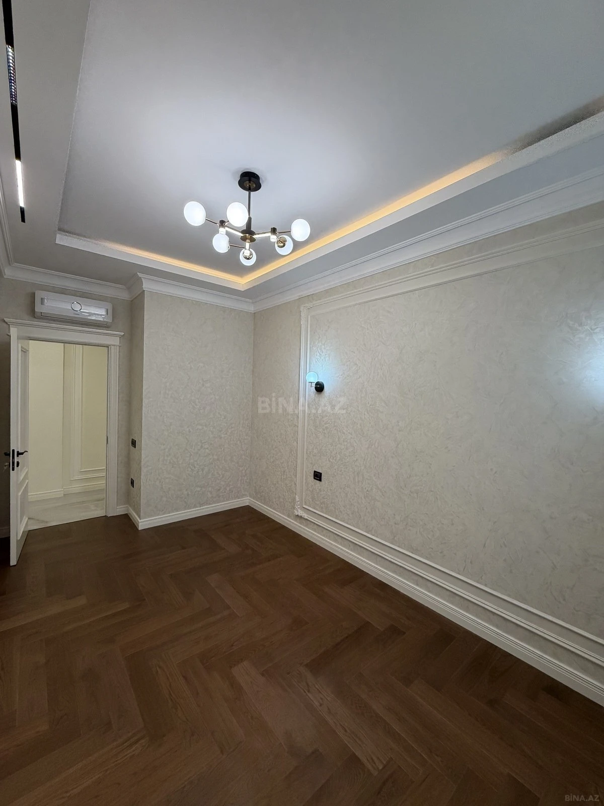 Satılır 4 otaqlı mənzil 181 m²