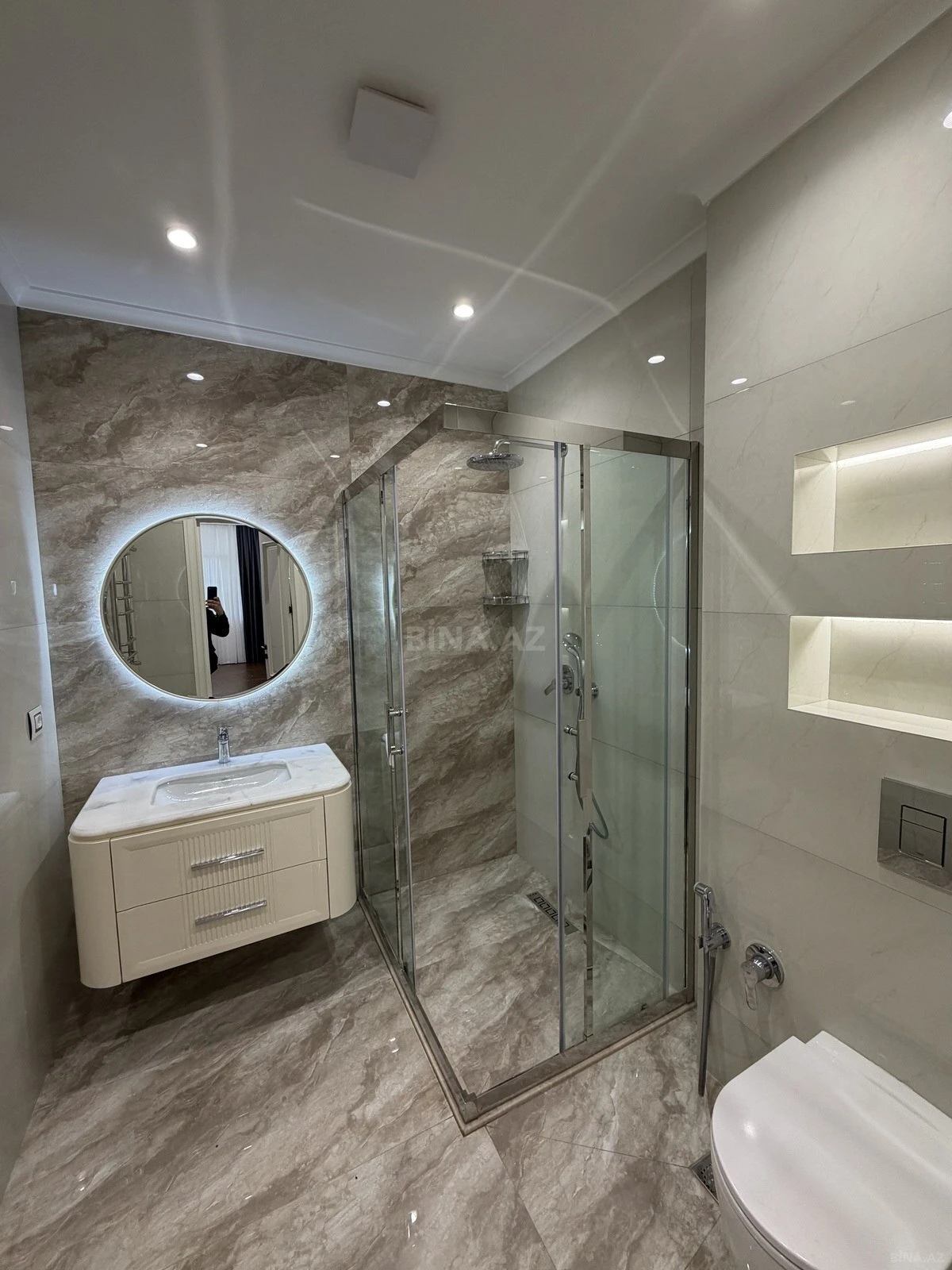 Satılır 4 otaqlı mənzil 181 m²