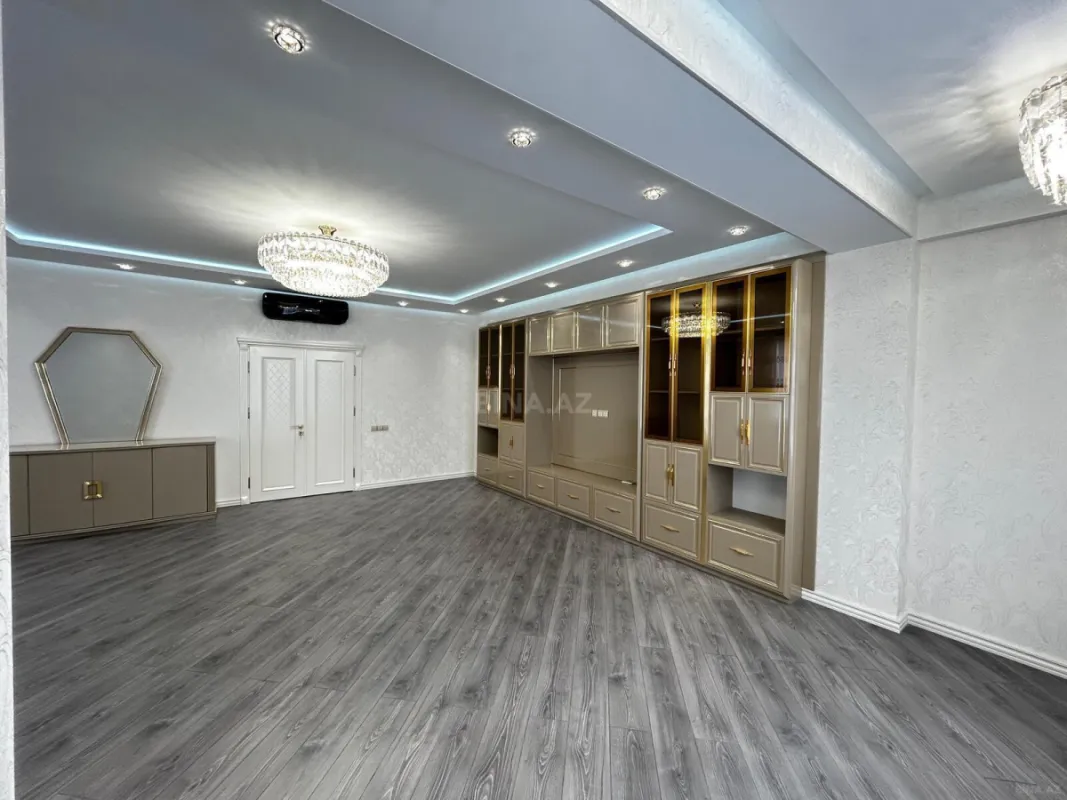 Satılır 4 otaqlı mənzil 184 m²