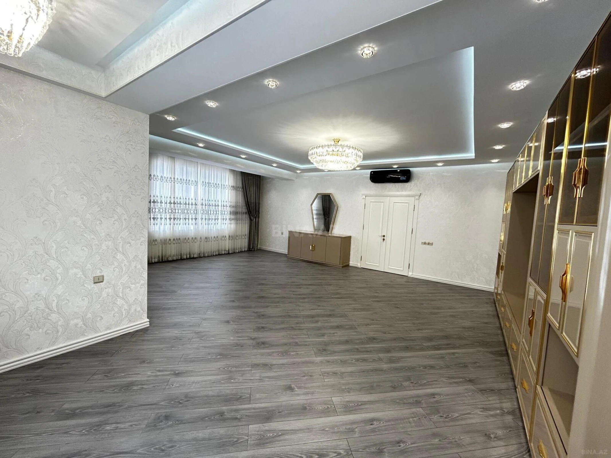 Satılır 4 otaqlı mənzil 184 m²