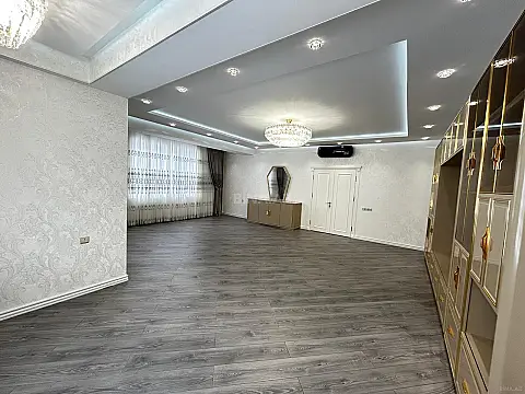 Satılır 4 otaqlı mənzil 184 m²