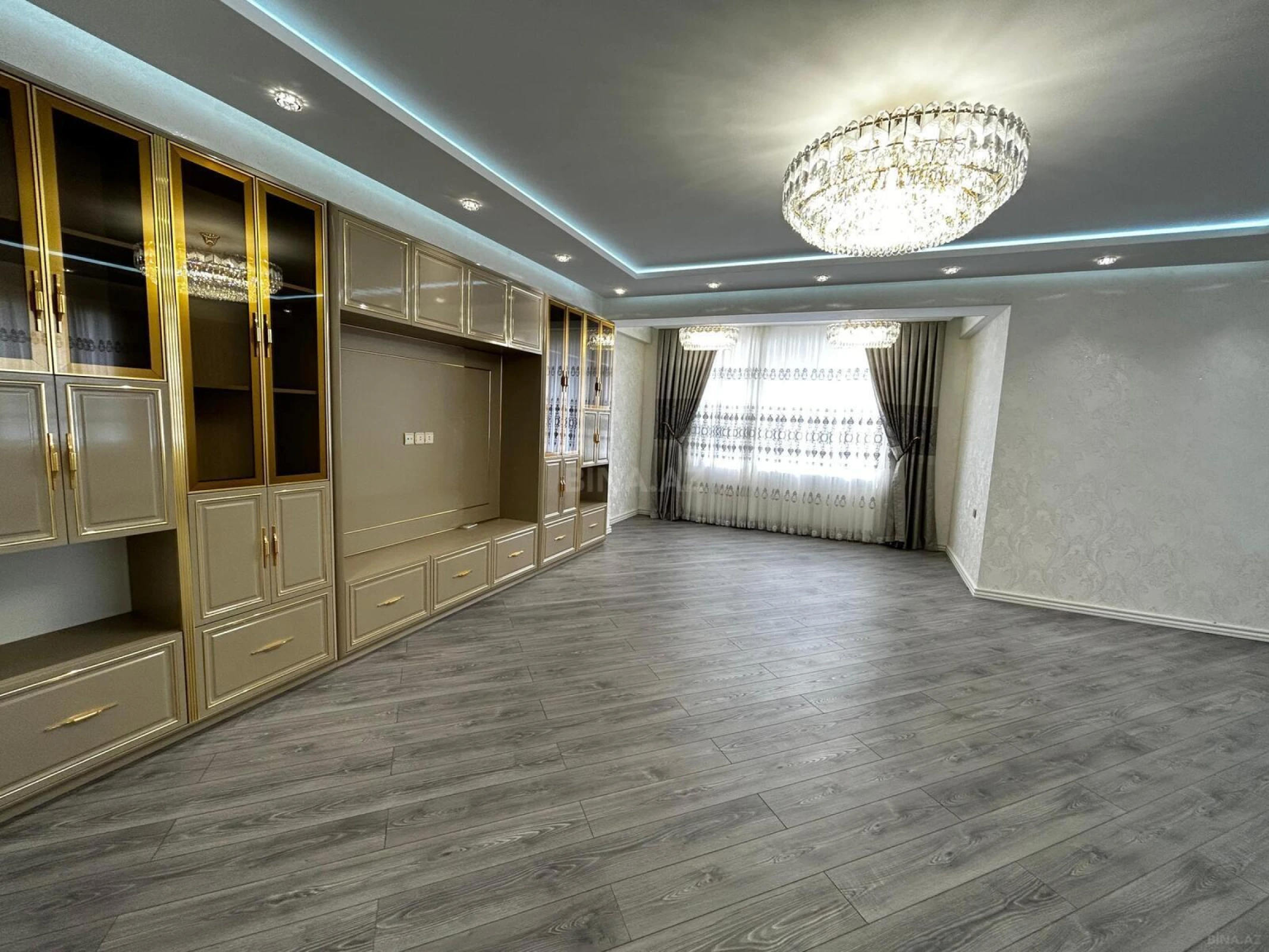 Satılır 4 otaqlı mənzil 184 m²