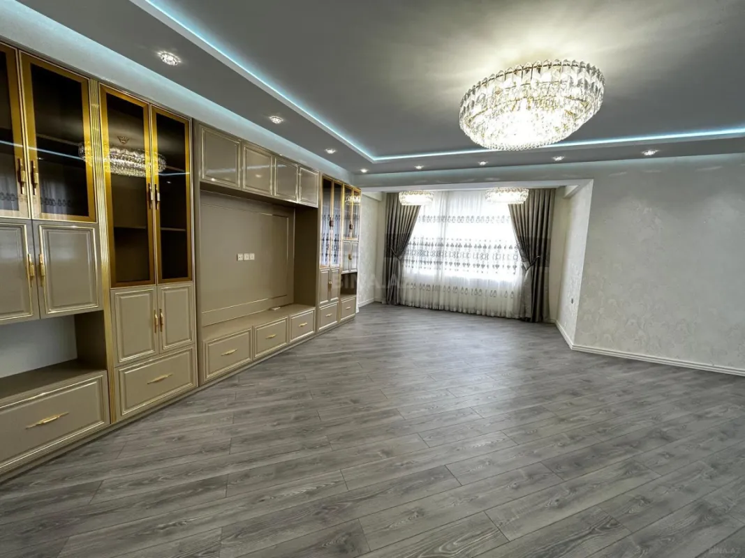 Satılır 4 otaqlı mənzil 184 m²