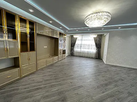 Satılır 4 otaqlı mənzil 184 m²