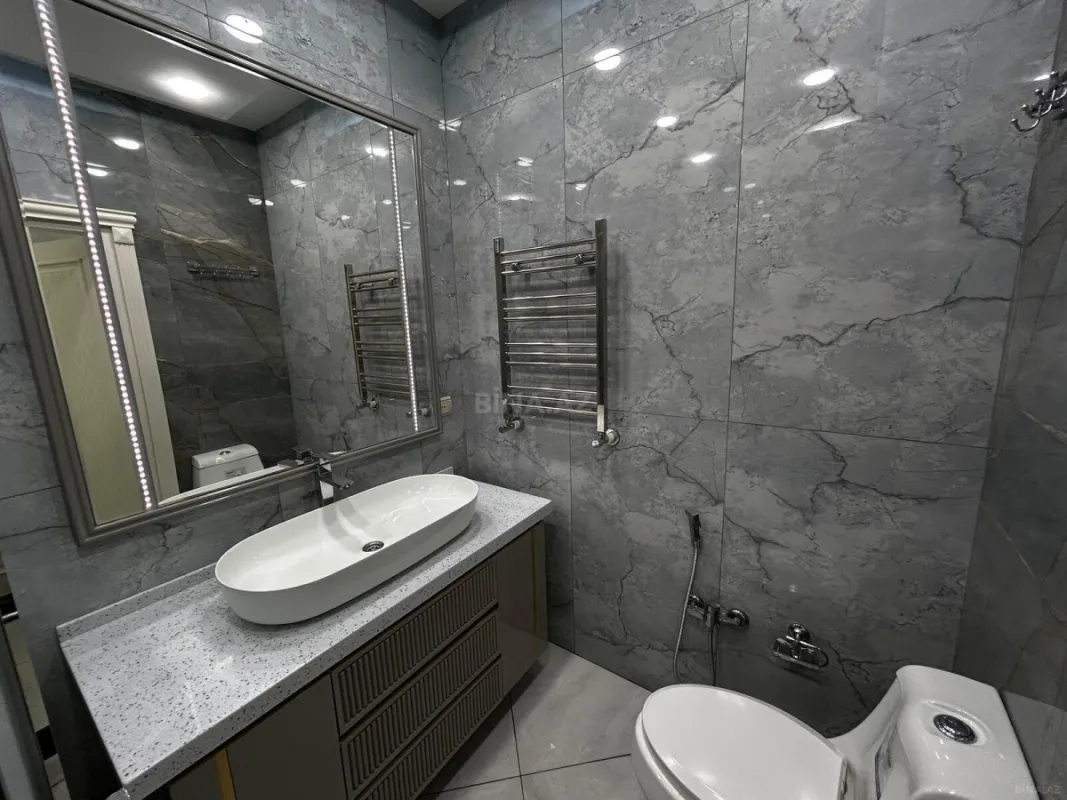 Satılır 4 otaqlı mənzil 184 m²