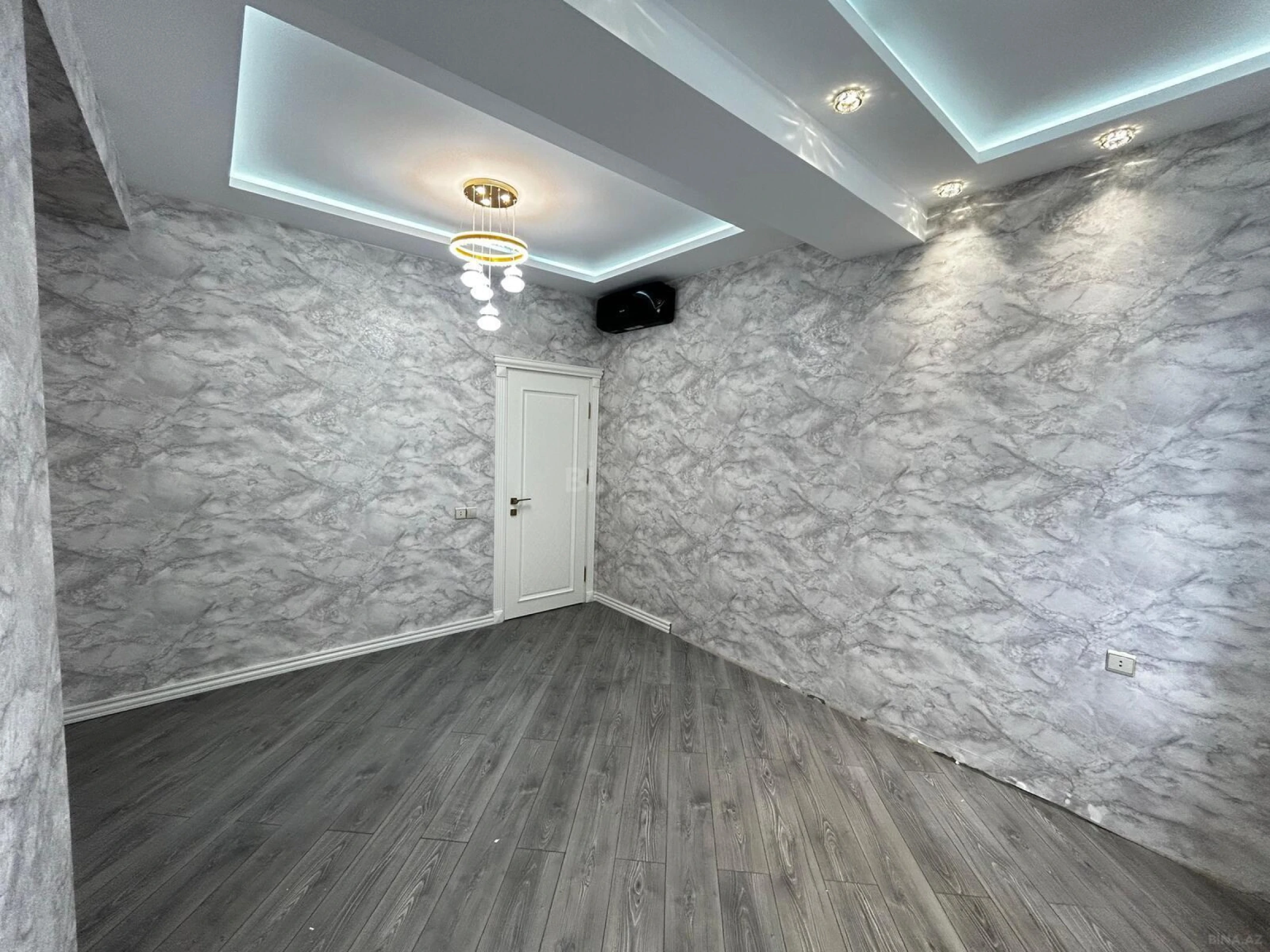 Satılır 4 otaqlı mənzil 184 m²