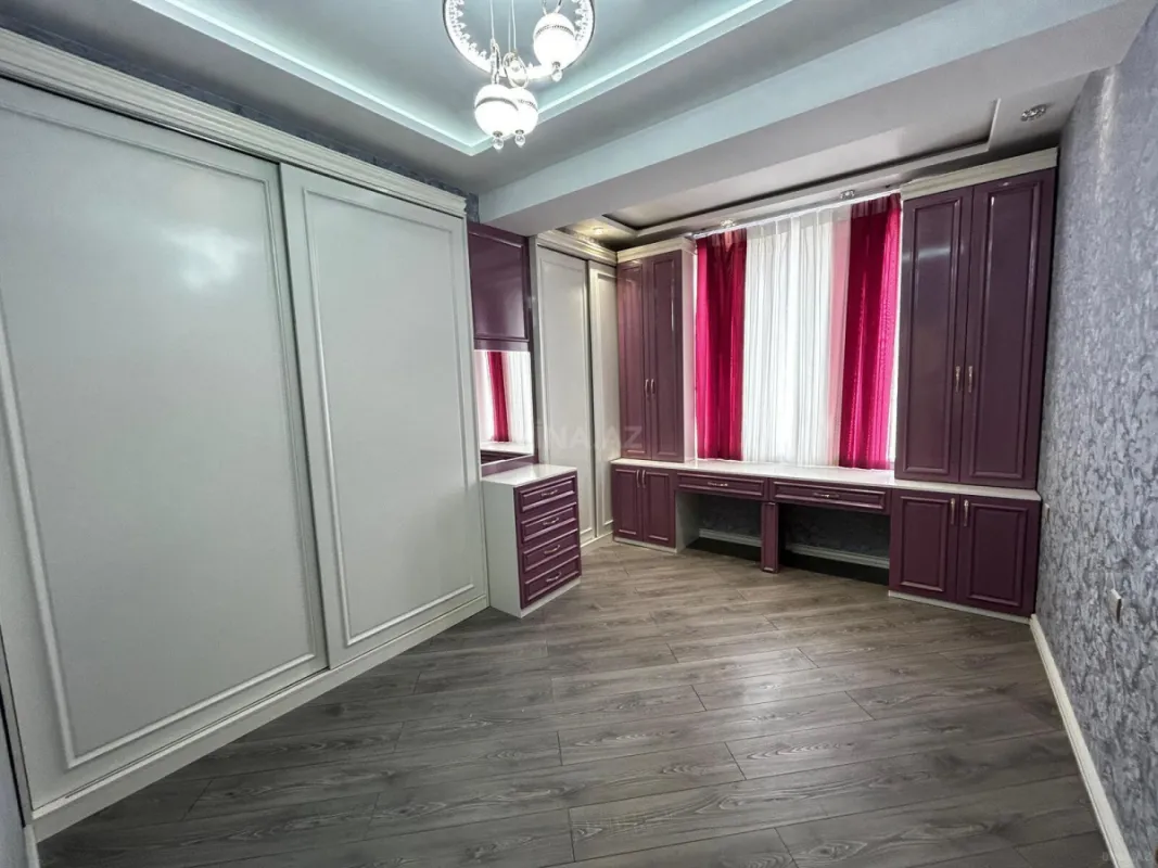 Satılır 4 otaqlı mənzil 184 m²