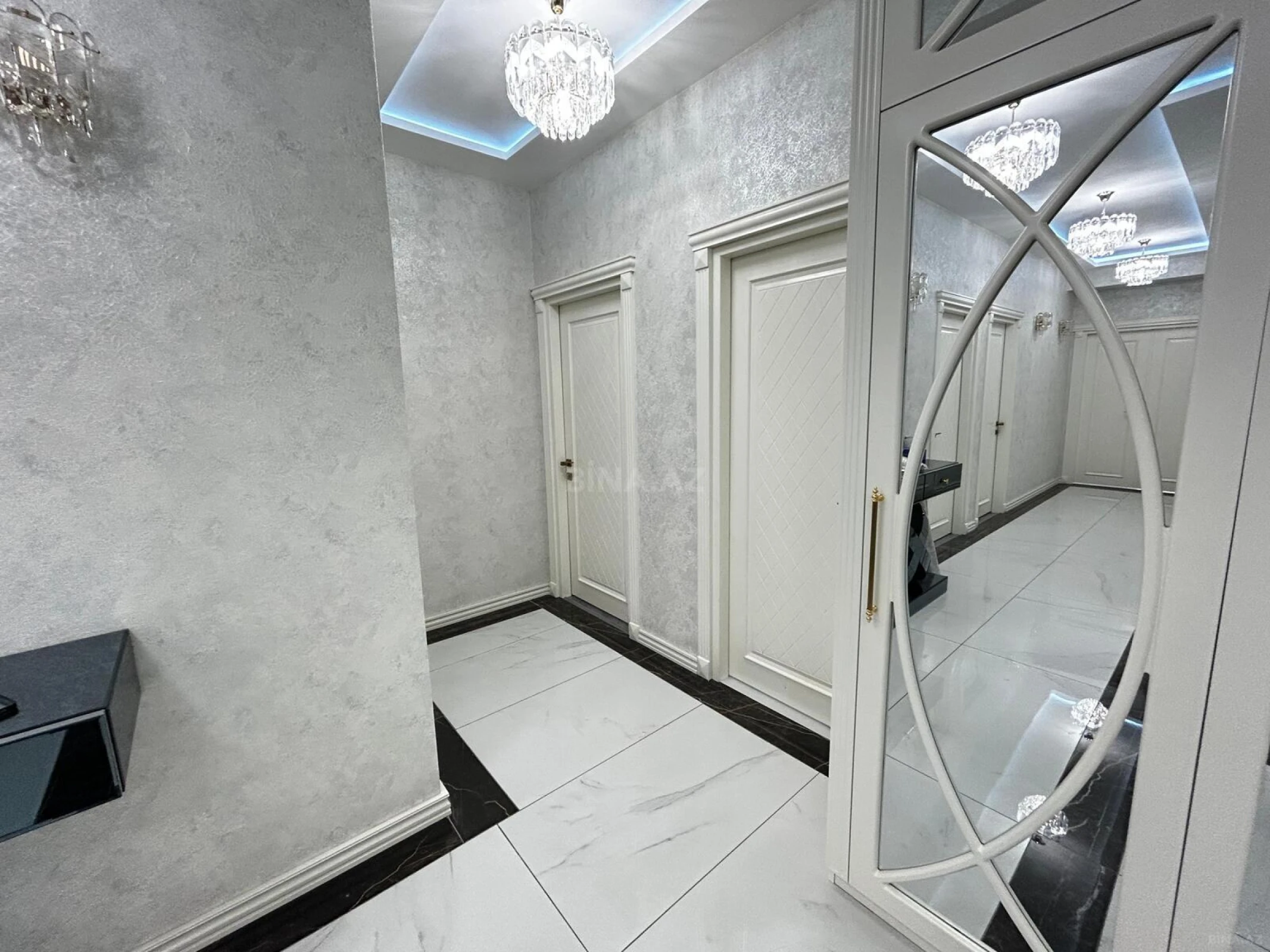 Satılır 4 otaqlı mənzil 184 m²