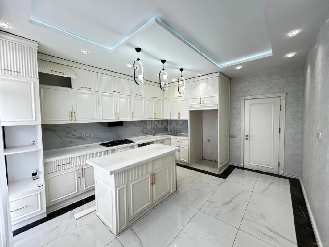 Satılır 4 otaqlı mənzil 184 m²