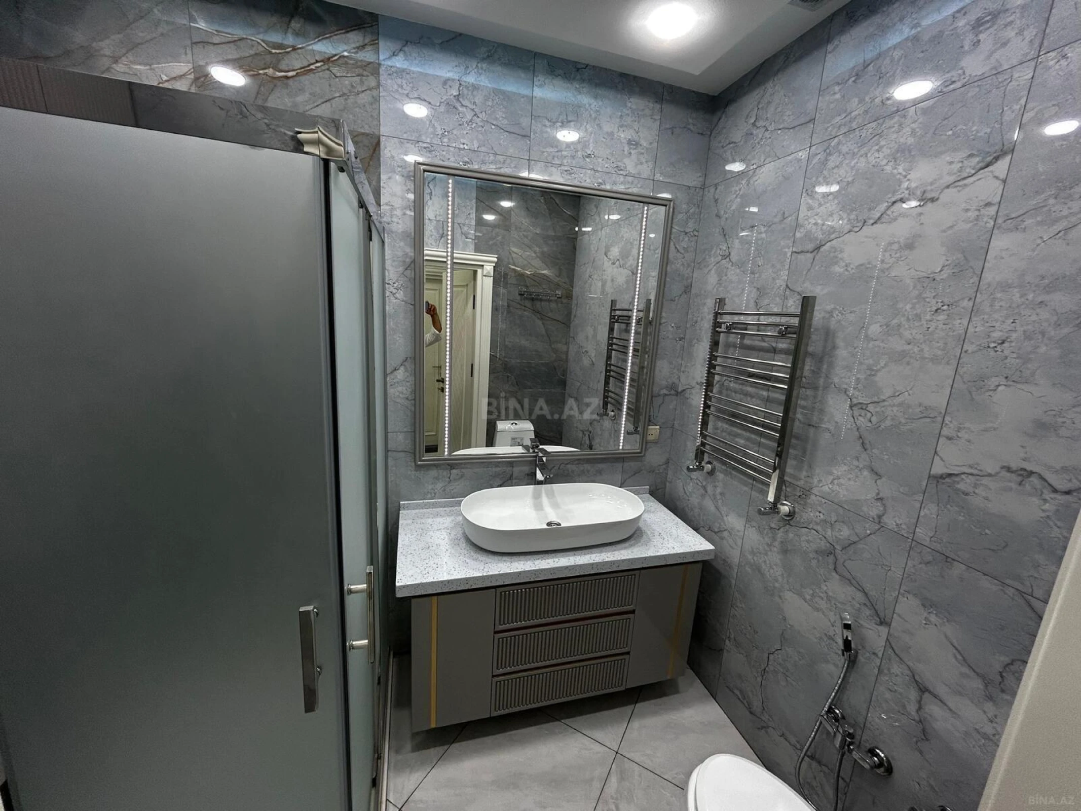 Satılır 4 otaqlı mənzil 184 m²