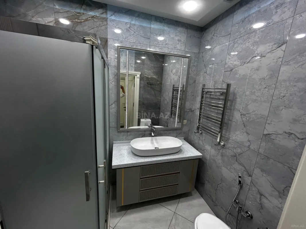 Satılır 4 otaqlı mənzil 184 m²