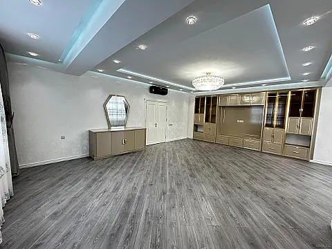 Satılır 4 otaqlı mənzil 184 m² — Bakı 4 otaq 184.00 m²