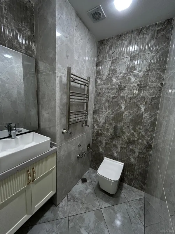 Satılır 4 otaqlı mənzil 184 m²