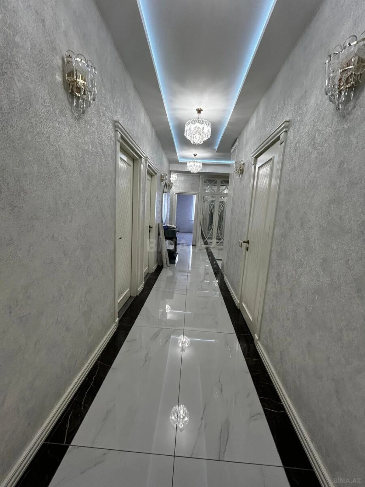 Satılır 4 otaqlı mənzil 184 m²