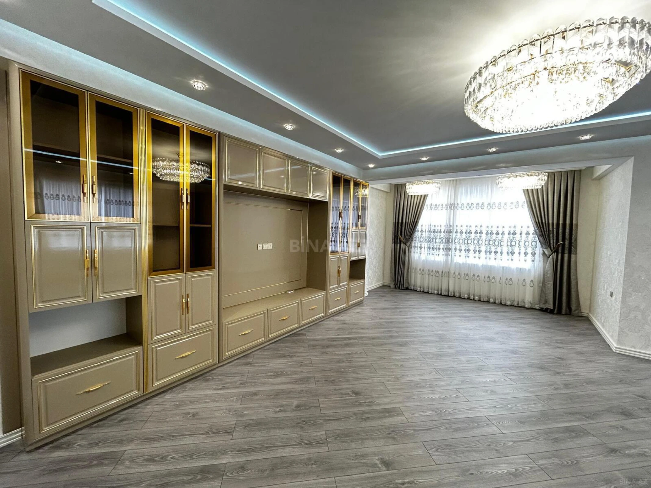 Satılır 4 otaqlı mənzil 184 m²