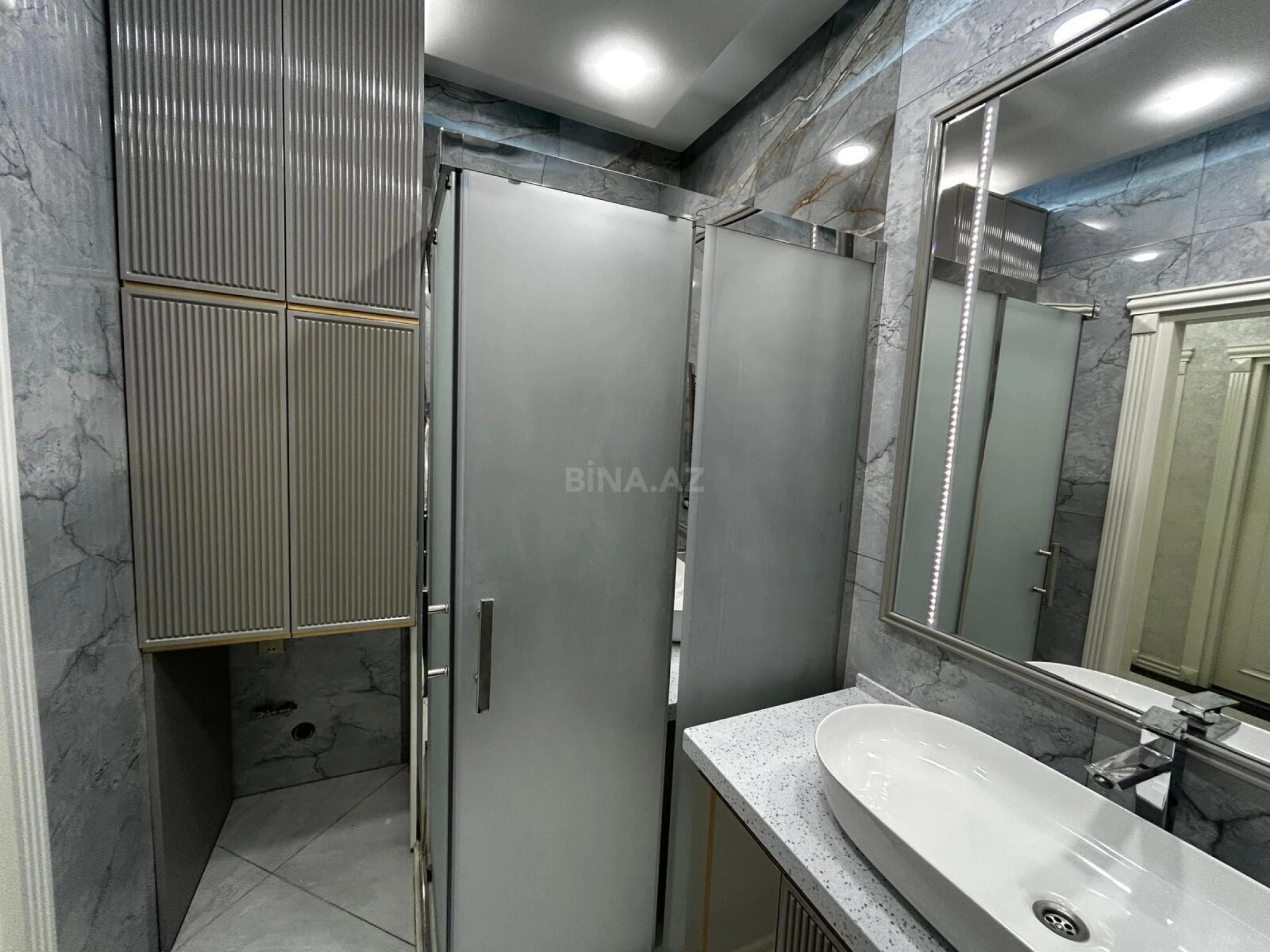 Satılır 4 otaqlı mənzil 184 m²