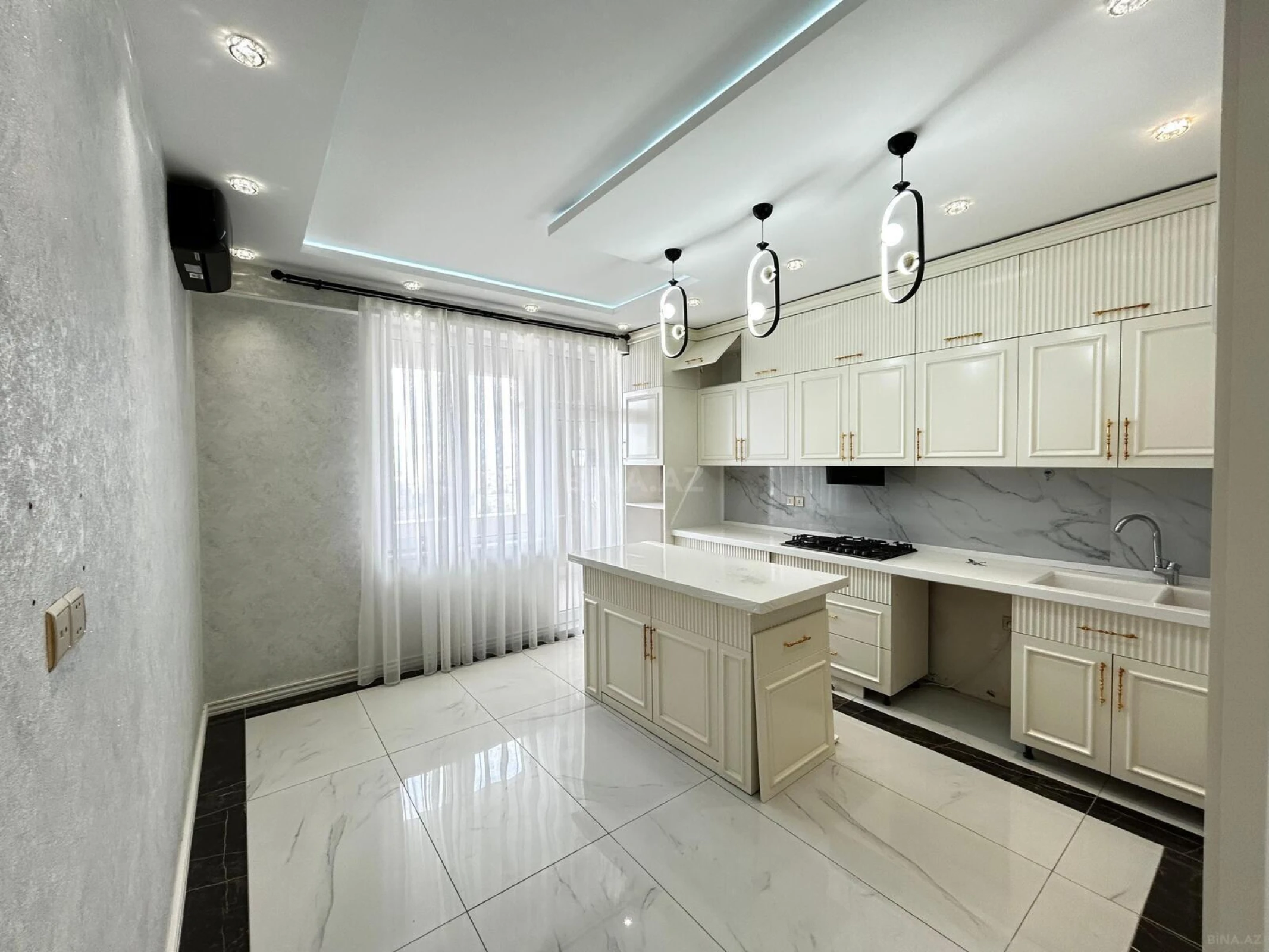 Satılır 4 otaqlı mənzil 184 m²