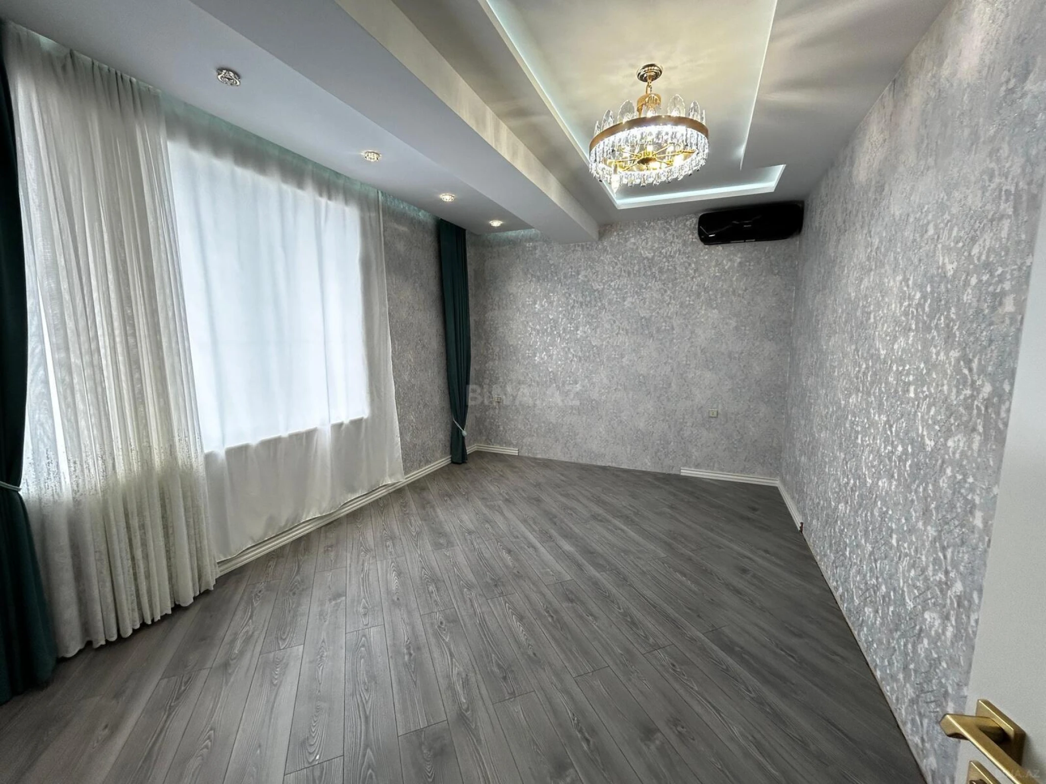 Satılır 4 otaqlı mənzil 184 m²